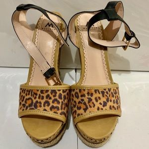 ⛔️Sold ⛔️!!! Cute leopard and black wedges